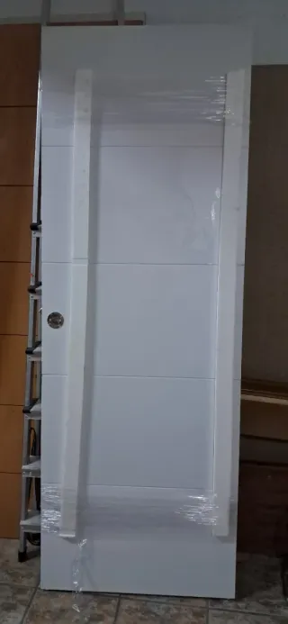 Puerta corredera blanca moderna