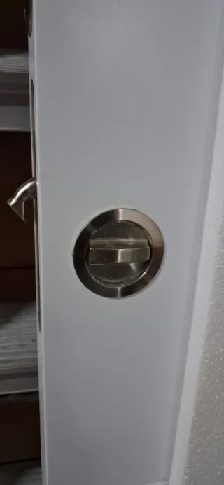 Puerta corredera blanca moderna