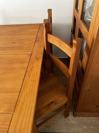 Mesa de madera con 4 sillas y mueble