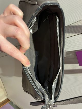 Bolso gris Stradivarius con hebilla