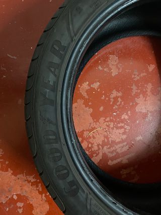 Neumàtico 224/45R18 en buen estado