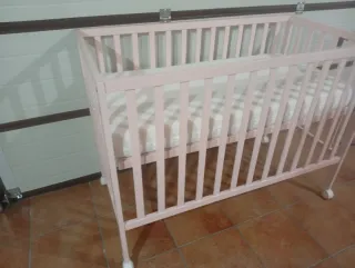Cuna rosa con colchón