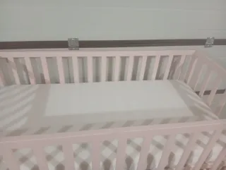 Cuna rosa con colchón