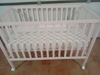 Cuna rosa con colchón