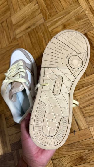 Zapatillas Lacoste Beige y Blancas