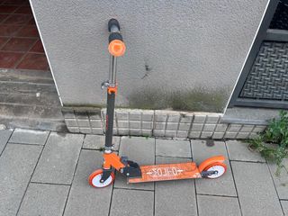 Patinete naranja