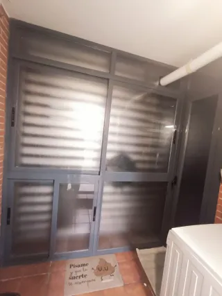 Puerta y cerramiento de aluminio