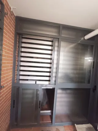 Puerta y cerramiento de aluminio