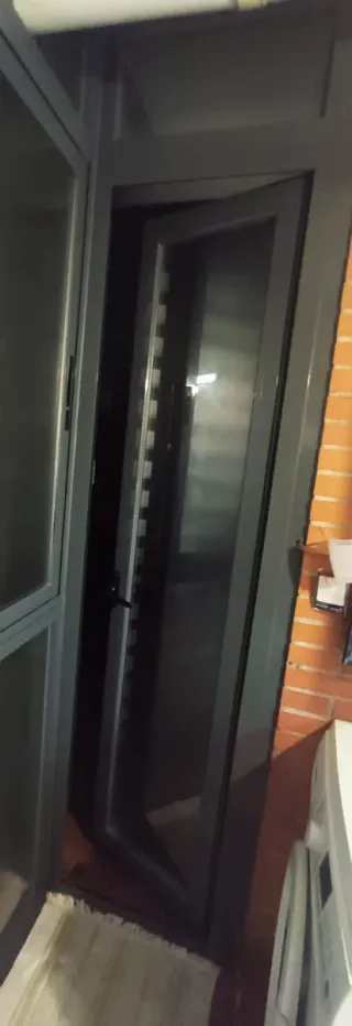 Puerta y cerramiento de aluminio