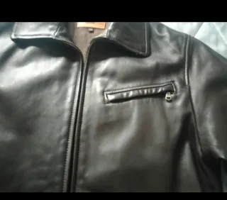 Cazadora de piel marrón oscura de Emidio Tucci.