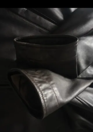 Cazadora de piel marrón oscura de Emidio Tucci.