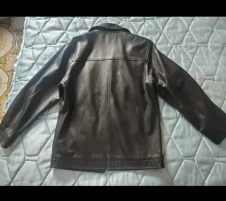 Cazadora de piel marrón oscura de Emidio Tucci.