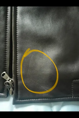 Cazadora de piel marrón oscura de Emidio Tucci.