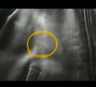 Cazadora de piel marrón oscura de Emidio Tucci.