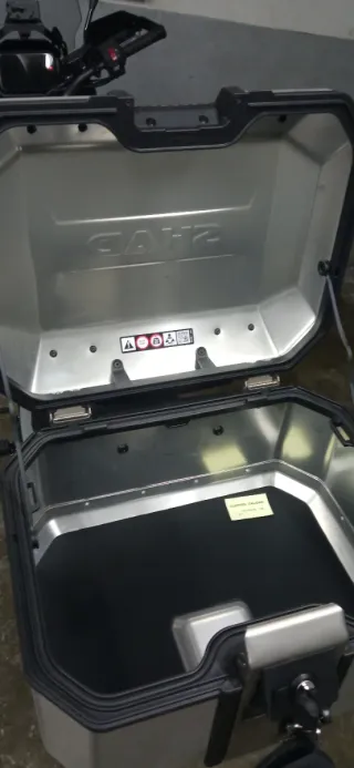 Maleta top case Shad TR48 con respaldo + Parrilla