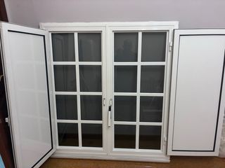 Ventana blanca con marcos divisorios