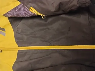 Abrigo amarillo y negro con gafas 3D