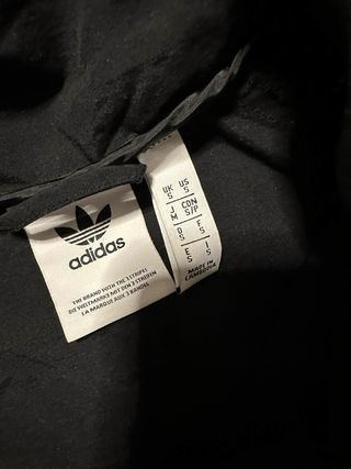 Chaqueta Adidas con capucha y rayas