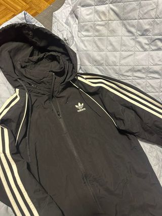 Chaqueta Adidas con capucha y rayas