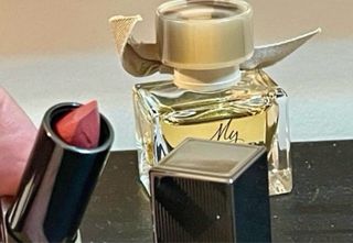 Perfume y barra de labios Burberry
