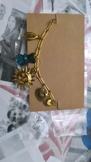 Pulsera dorada con charms