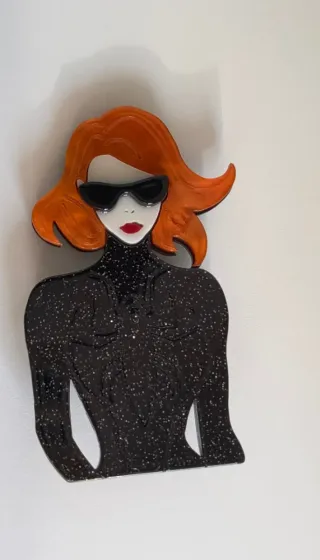 Spilla Pop Art Donna Capelli Rossi