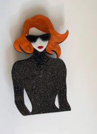 Spilla Pop Art Donna Capelli Rossi