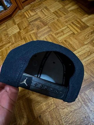 Gorra Jordan Negra y Roja