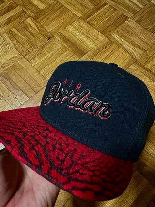 Gorra Jordan Negra y Roja