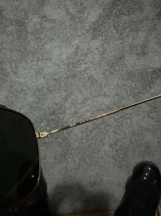 Gafas de sol Ray-Ban doradas y negras