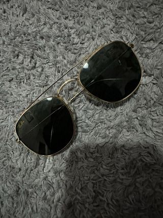 Gafas de sol Ray-Ban doradas y negras