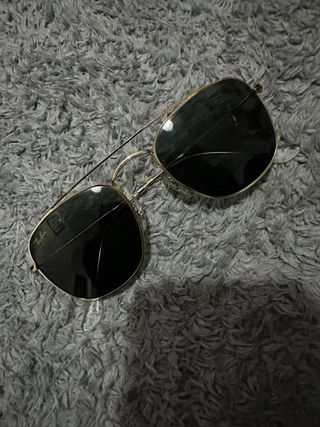 Gafas de sol Ray-Ban doradas y negras