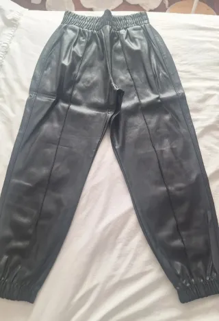Pantalón polipiel efecto piel jogger