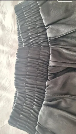 Pantalón polipiel efecto piel jogger