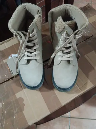 Stivaletti Bata ragazza beige con lacci