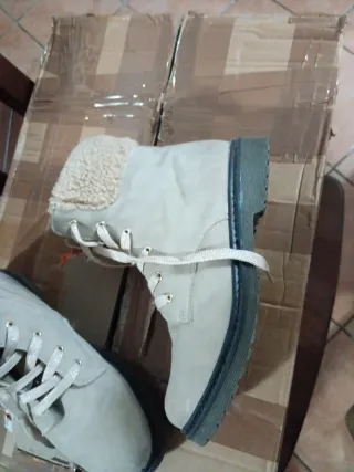 Stivaletti Bata ragazza beige con lacci