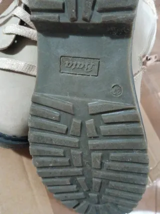 Stivaletti Bata ragazza beige con lacci