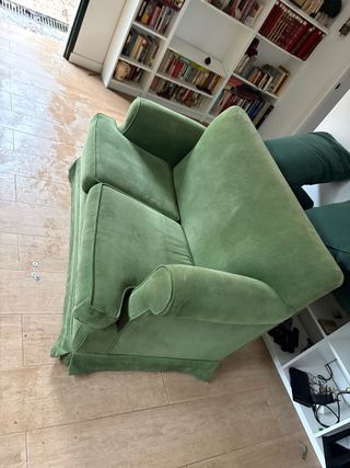 Sofá antiguo de terciopelo verde