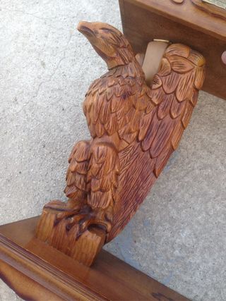 Recibidor madera tallada águilas mármol