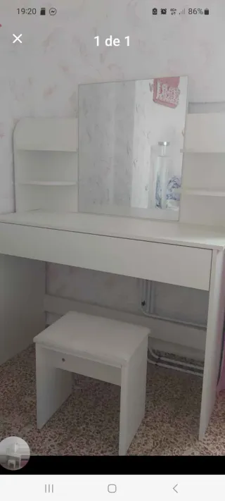 Tocador blanco con espejo y taburete