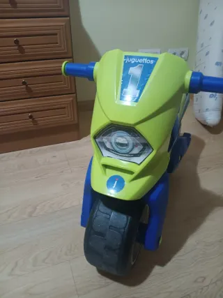 Moto correpasillos niño azul y verde