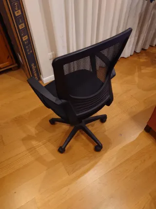 Silla de oficina ergonómica negra