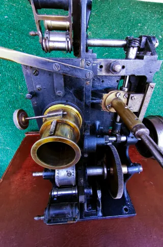 Proyector Cine Gaumont ,Joya Museo 35mm.