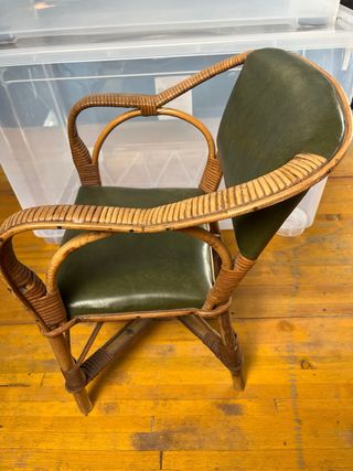 Mecedora antigua de madera y ratán