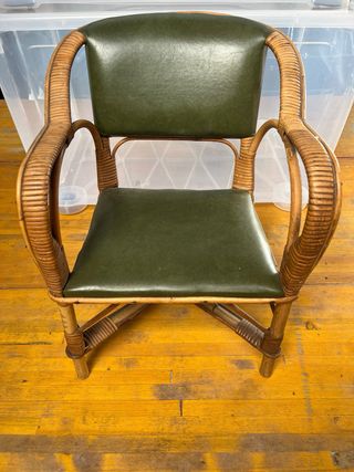 Mecedora antigua de madera y ratán