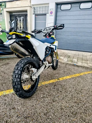 Moto Husqvarna 701 Enduro 2022 Blanca/Amarilla