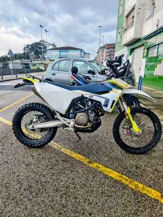 Moto Husqvarna 701 Enduro 2022 Blanca/Amarilla
