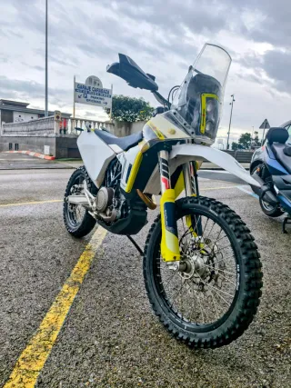 Moto Husqvarna 701 Enduro 2022 Blanca/Amarilla