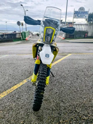 Moto Husqvarna 701 Enduro 2022 Blanca/Amarilla