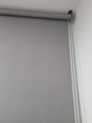 Tenda avvolgibile grigia in tessuto